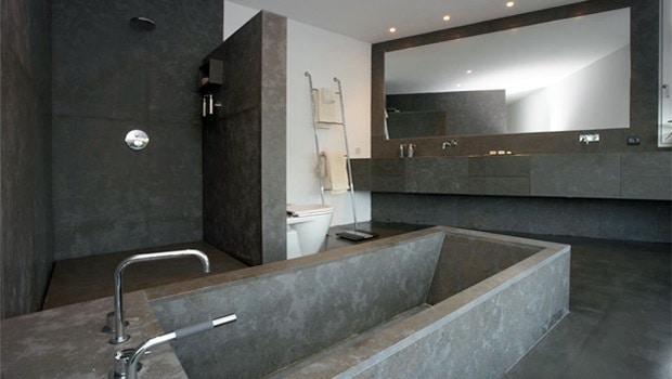 Badkamer met Bad in Gepolierd beton