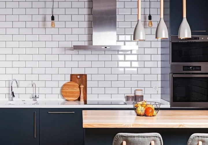 Spatwand in de keuken van tegels