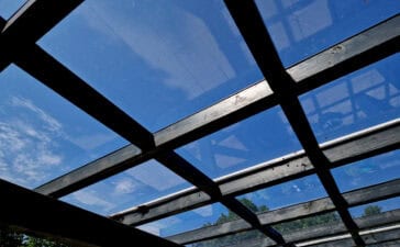 Carport met Plexiglas dak