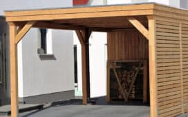 Moderne houten carport met plat dak