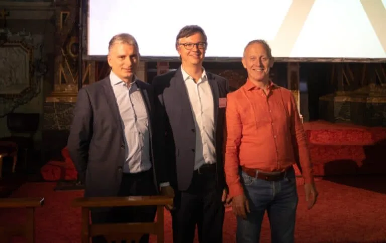 V.l.n.r.: Federico Bisschop (Cohousing Projects), Floris Vantyghem (Bouw Bossu) en Jan Bossu (Bouw Bossu)