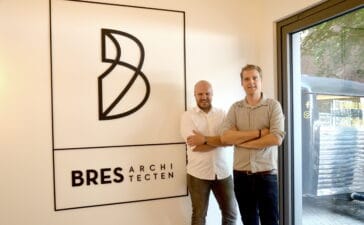 Simon Vansteenhuyse en Brecht Pot van BRES Architecten in hun nieuwe kantoor