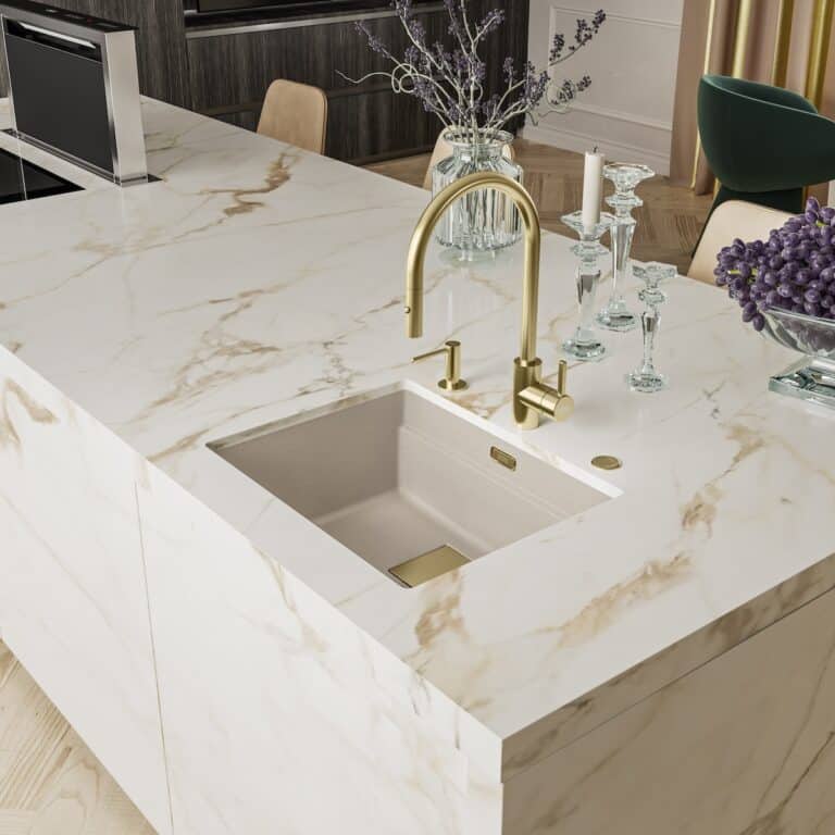 Eos Neo keukenkraan in goud, € 857,60 incl. BTW. Atlas zeepverdeler in goud, € 140,27 incl. BTW. Ventielset en ventielcover in goud, € 423,50 incl. BTW.