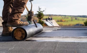 Kosten voor het installeren of vervangen van dakleer