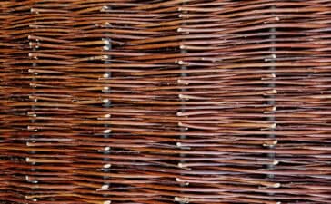Gevlochten tuinschermen: Soorten hout, voordelen & prijs