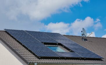 Zonnepanelen op een hellend dak installeren