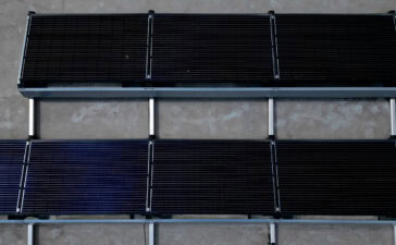 Zonnepanelen op plat dak plaatsen
