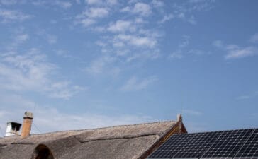 Zonnepanelen op rieten dak installeren