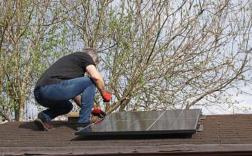Zonnepanelen op tuinhuis plaatsen