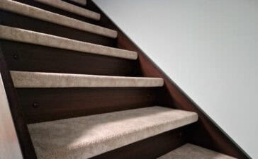 Gesloten trap bekleden