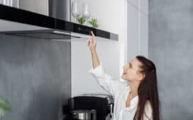 Afvoer van de afzuigkap wegwerken