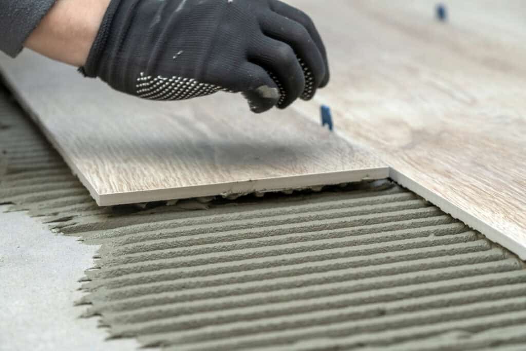 Vloerlegger: Vloer wordt aangelegd in de badkamer