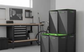 De Zoutwater thuisbatterij van Green House Solutions met AI in een garage geplaatst