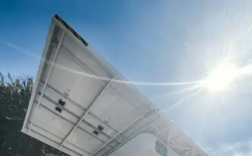 Een zonnepaneel combineren met een laadpaal