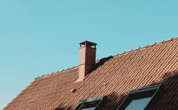 Een dak met onzichtbare schade aan de buitenkant