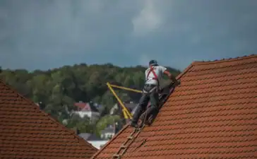 Een bouwvakker die de levensduur van een dak verlengd