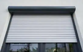 Wat is de prijs voor het plaatsen van een rolluik met handbediening?