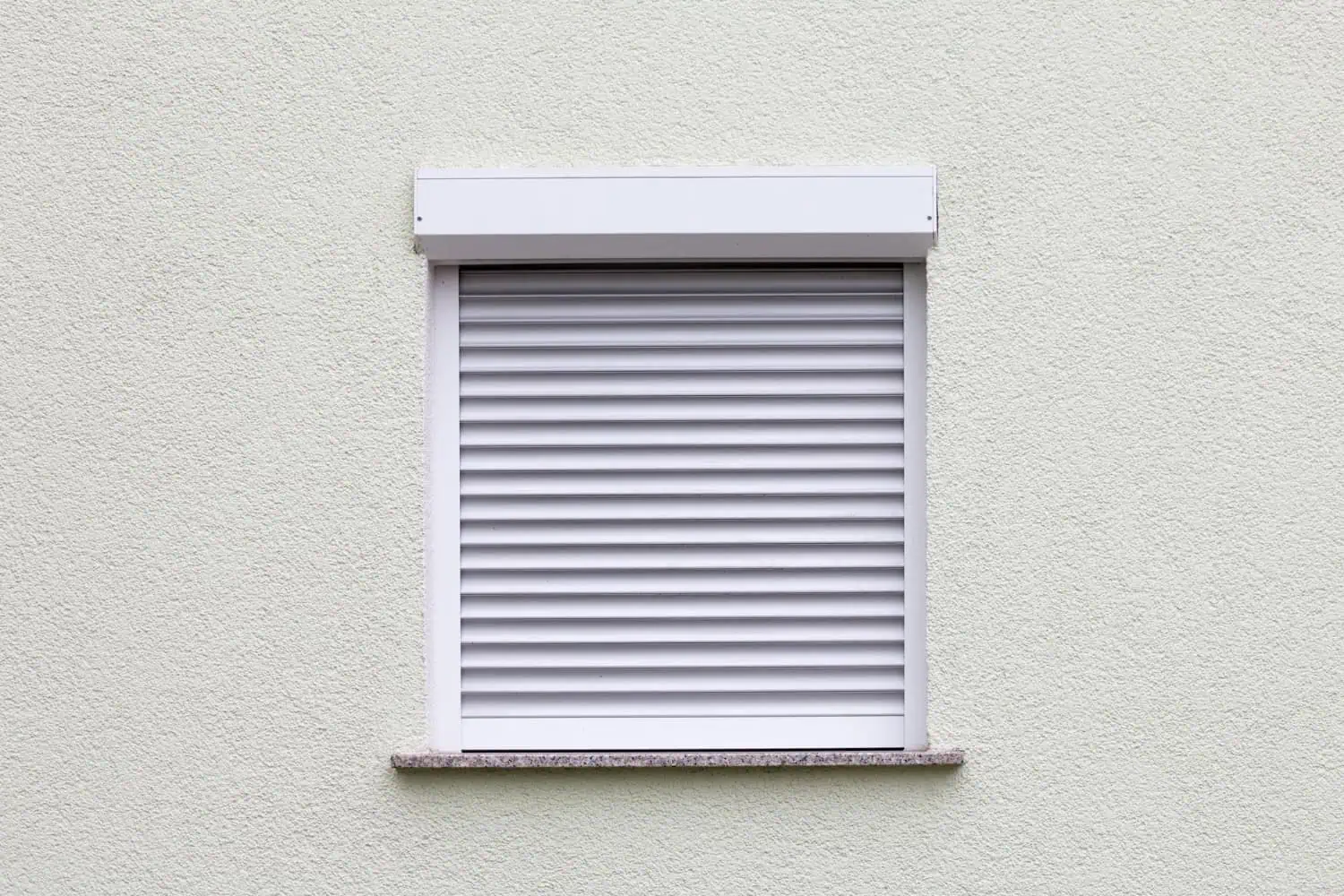 Wat kost een voorzetrolluik? (Kast langs de buitenkant)