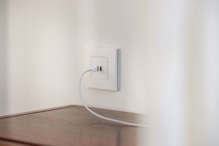 Niko dual smart USB-C charger