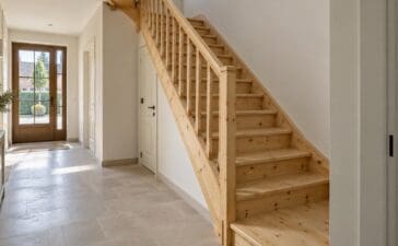 Grenen trap in gang van woning