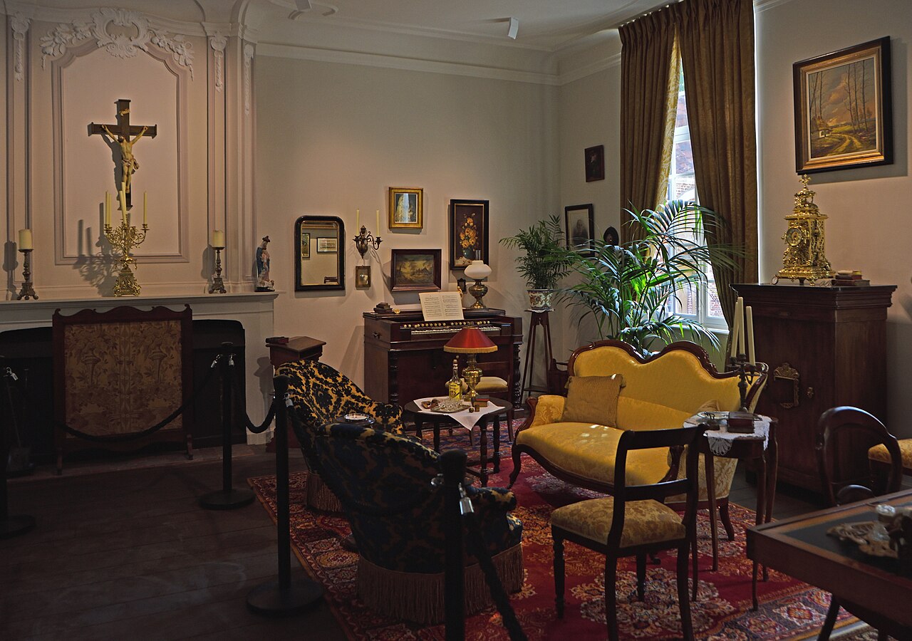 Salon in de pastorij, Openluchtmuseum Bokrijk. Foto: Ludvig14, Wikimedia Commons, CC BY-SA 4.0