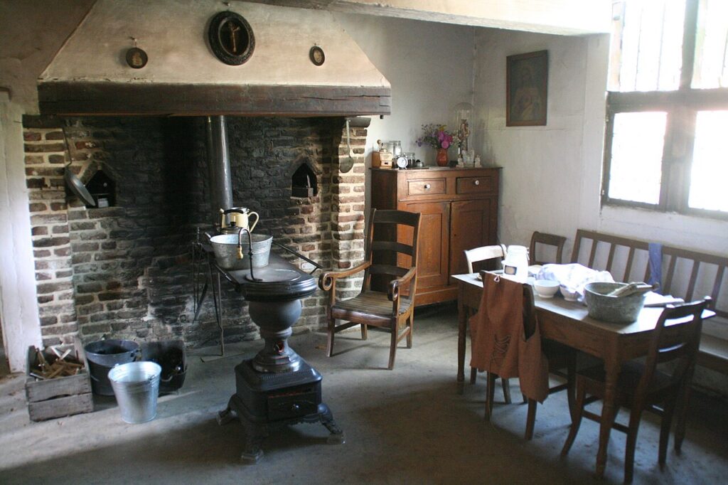 Leefkeuken in de hoeve uit Beverst, Openluchtmuseum Bokrijk. Foto: Brigade Piron, Wikimedia Commons, CC BY-SA 4.0
